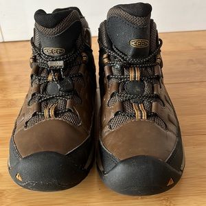 Keen youth waterproof hiking boots size 4